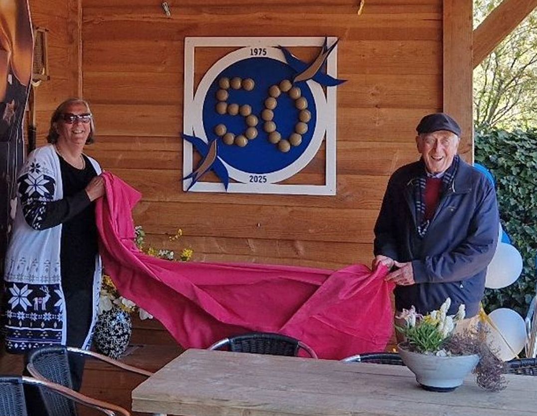 voorzitter Oeverwaluwen Tennis Angeline Hanenberg en eerste voorzitter Sierd de Boer